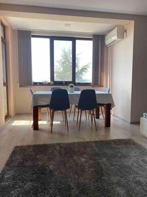 Sunny Spacious Apartment In A Great Location Kazanlŭk Exterior foto